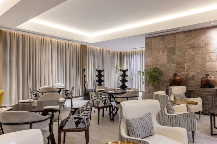 Lounge 74 of 86