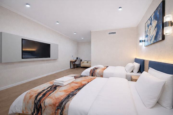 Room 6 of 33