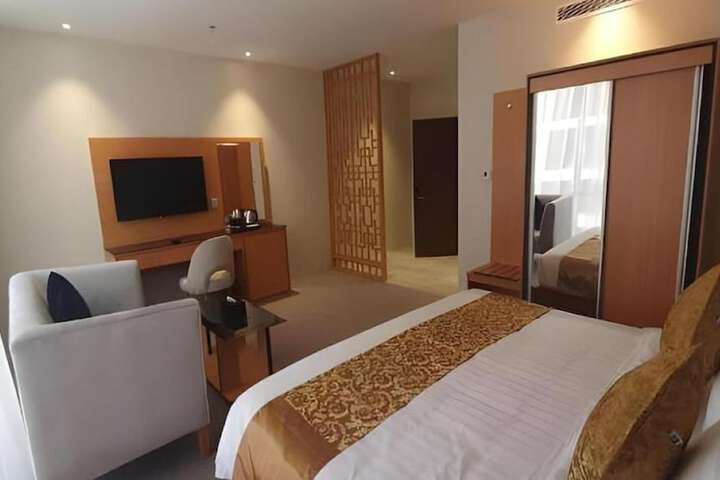 Room 5 of 9