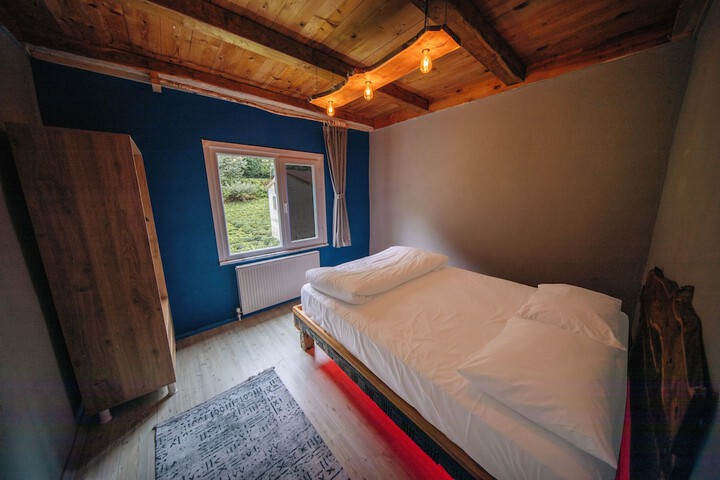 Room 5 of 16
