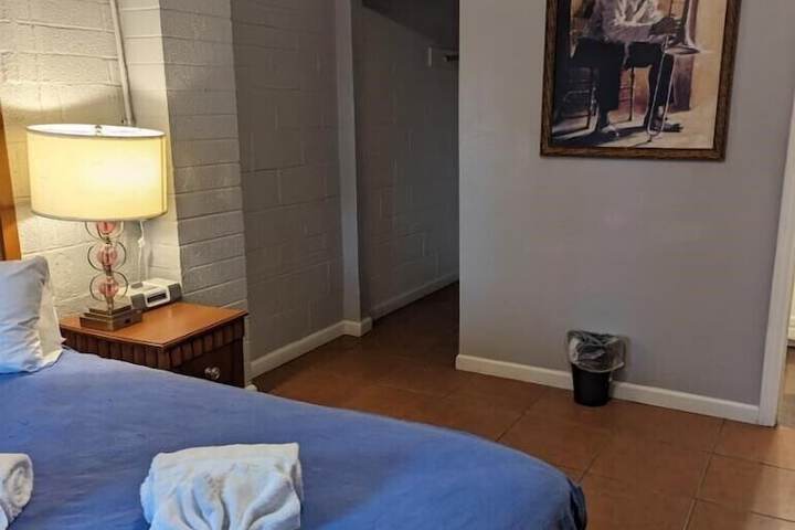 Room 5 of 6