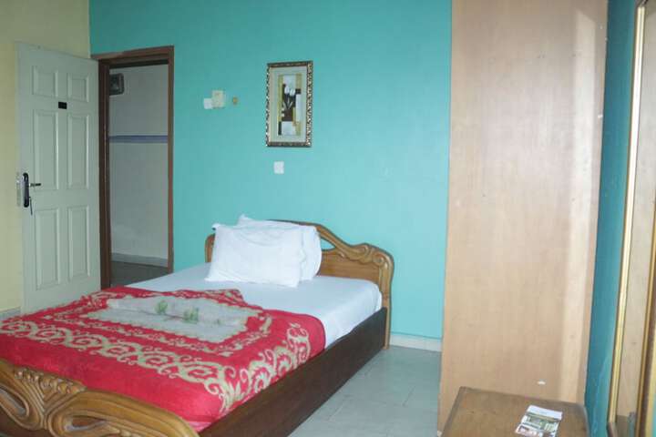 Room 11 of 25