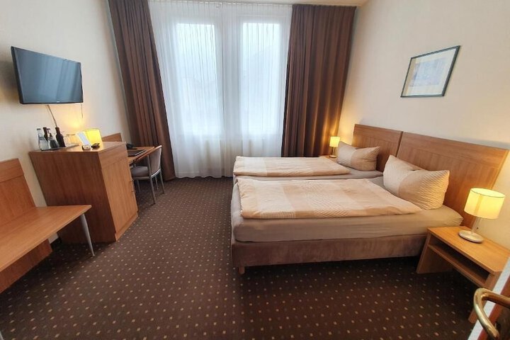 Room 9 of 38
