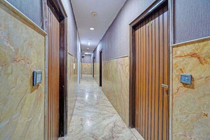 Ballroom/Hall 28 of 32
