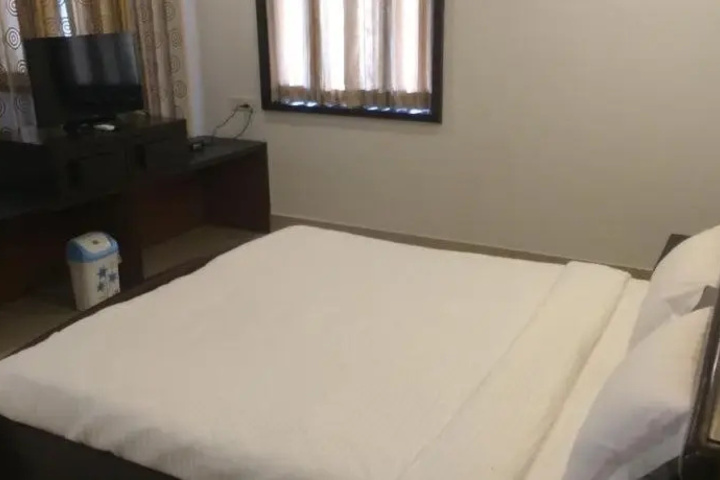 Room 6 of 18