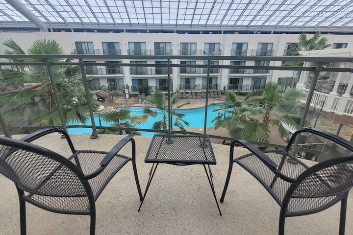 2 Queen Beds West Wing Patio Atrium View Microwave, Refrigerator WiFi (25 of 32)