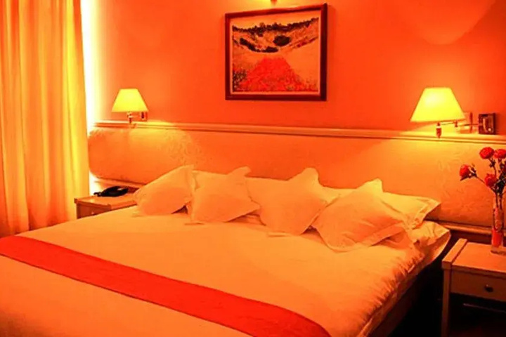 Room 4 of 12