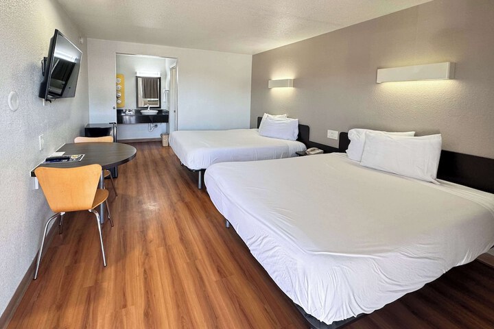 Double Deluxe Queen Bed (6 of 20)