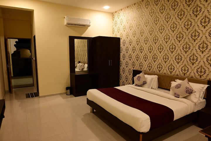 Room 5 of 77