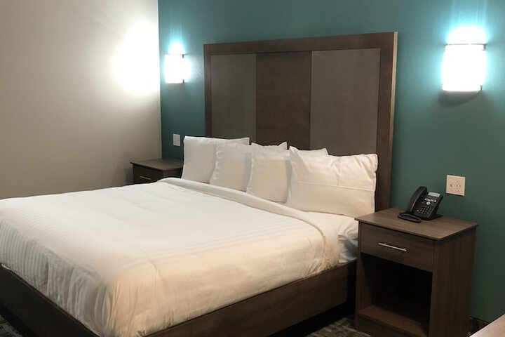 Room 4 of 8