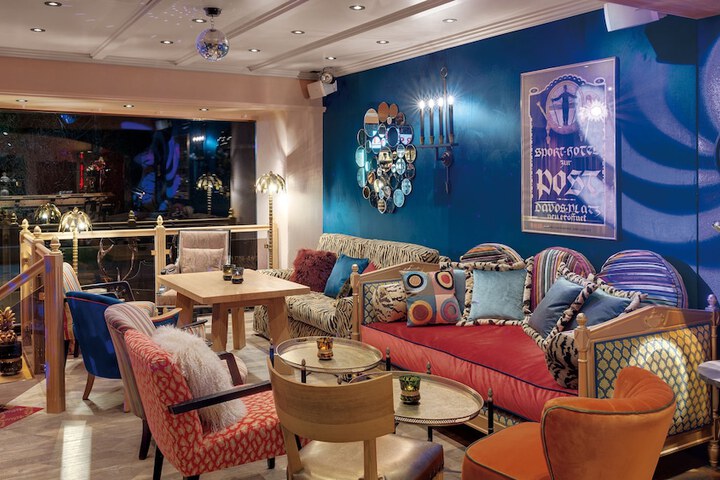 Lobby lounge