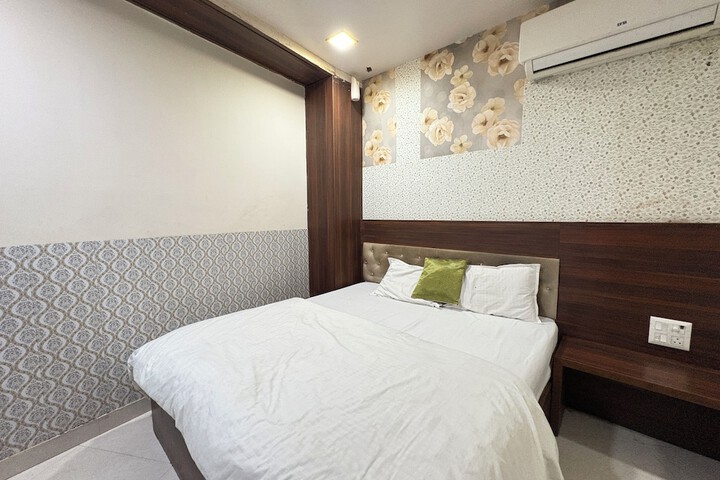 Room 6 of 11