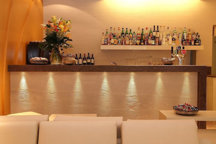 Lounge 41 of 53
