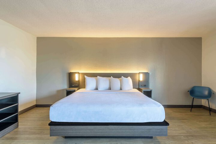 1 King Bed Accessible (7 of 16)