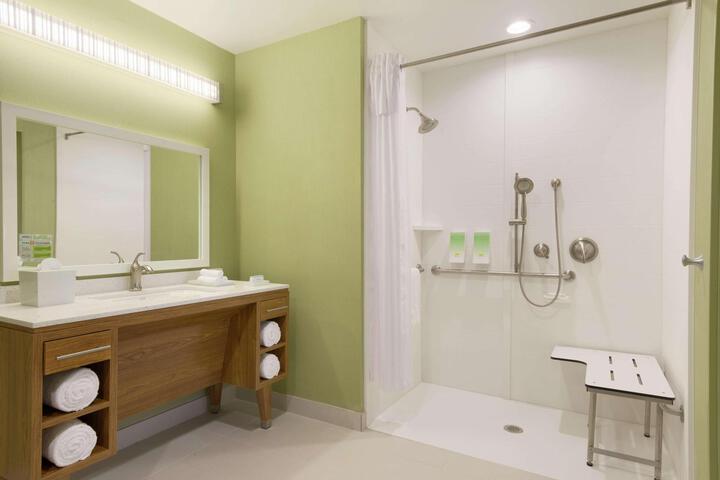 1 Queen Hearing Accessible Studio Suite (4 of 9)