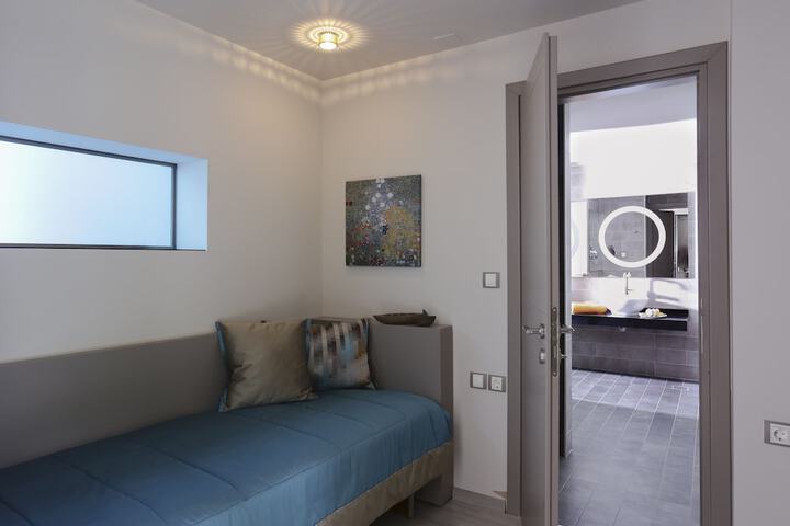 Room 5 of 72