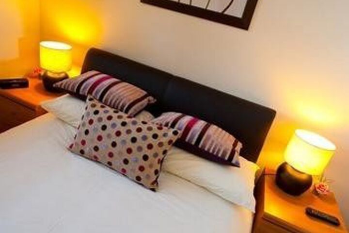 Room 4 of 7
