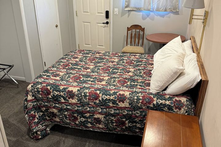 Room 5 of 12