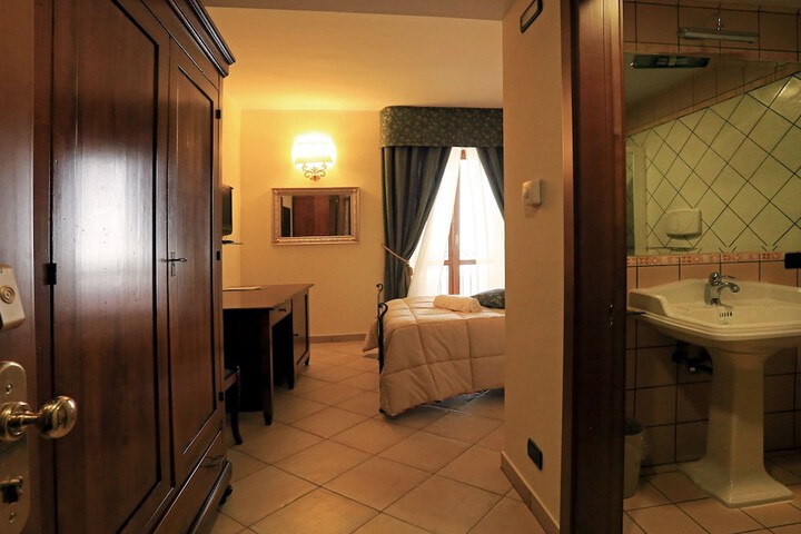 Room 8 of 38