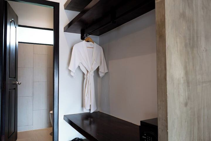Room 37 of 174