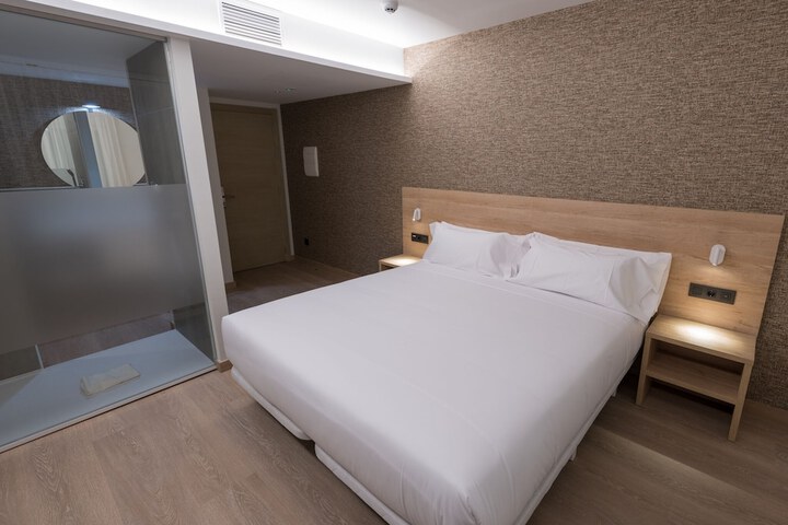 Room 14 of 122