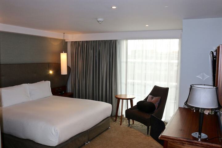 Room 27 of 76