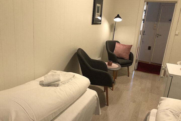 Room 6 of 63