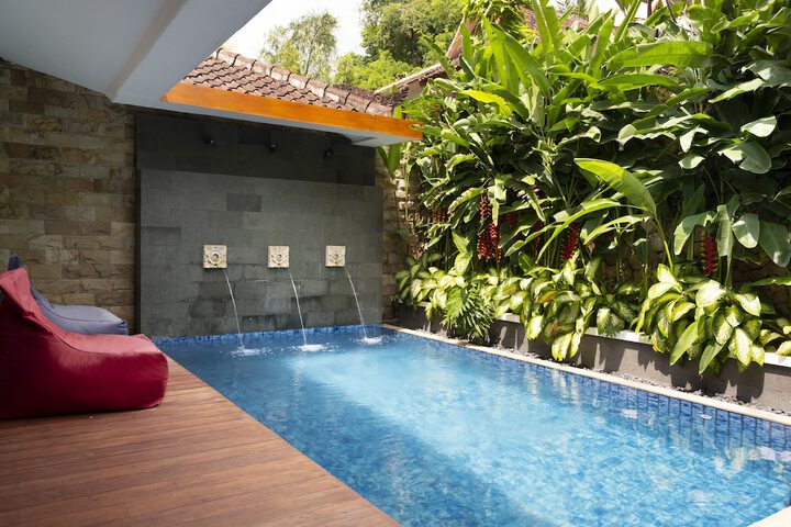 Hotel Pool