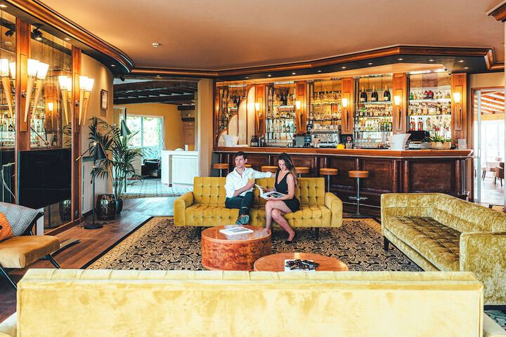 Lobby lounge