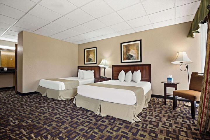 1 Queen Bed (16 of 16)