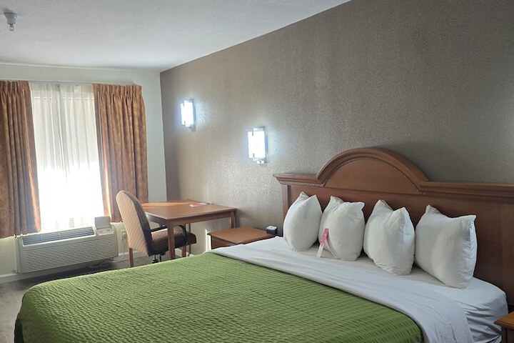 2 Queen Beds (5 of 7)
