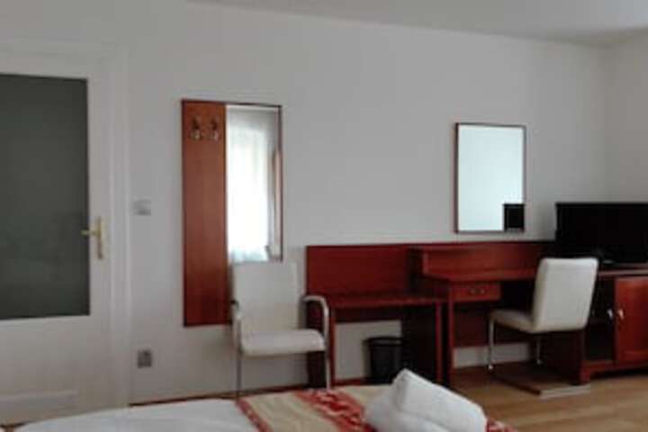 Room 28 of 324