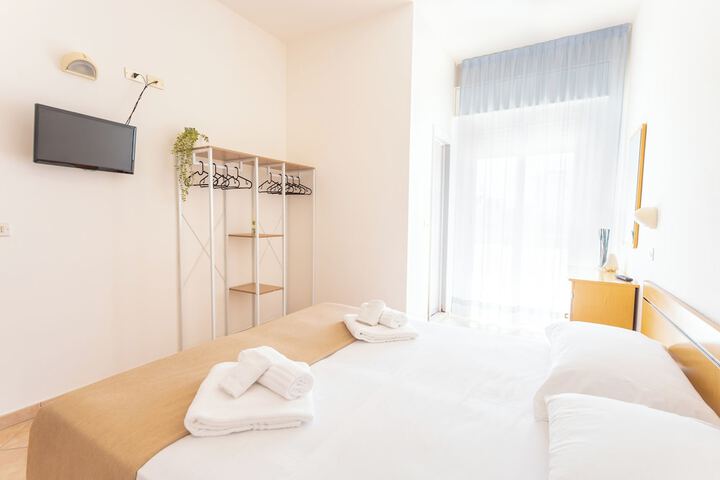 Room 3 of 27