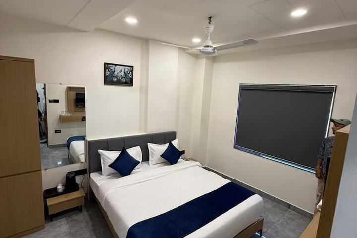 Room 3 of 20