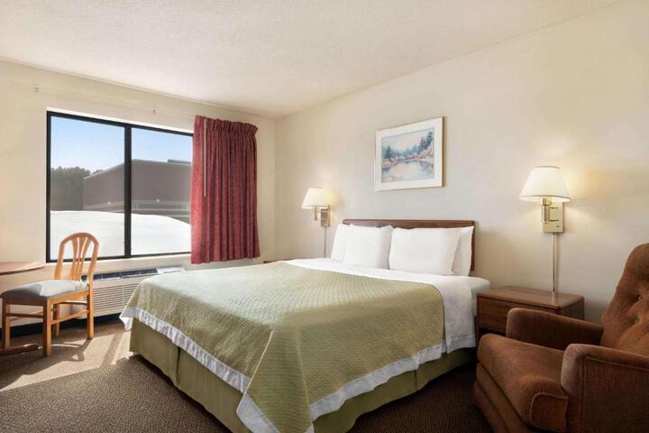 1 King Bed (2 of 12)