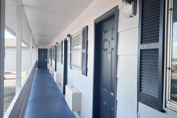 Ballroom/Hall 18 of 24