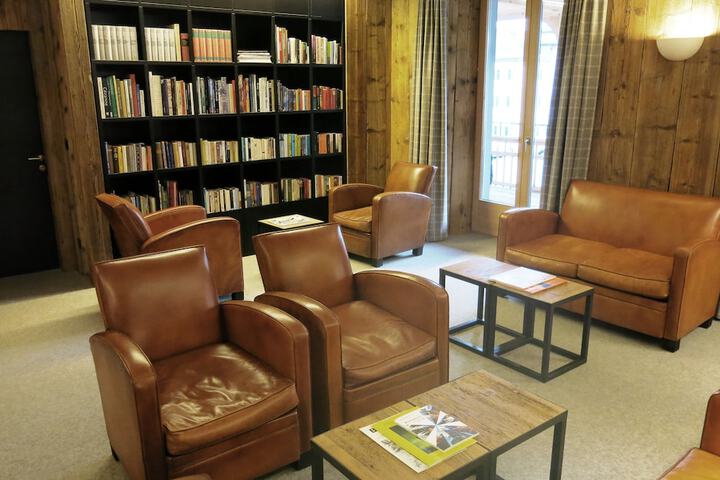 Lounge 56 of 77