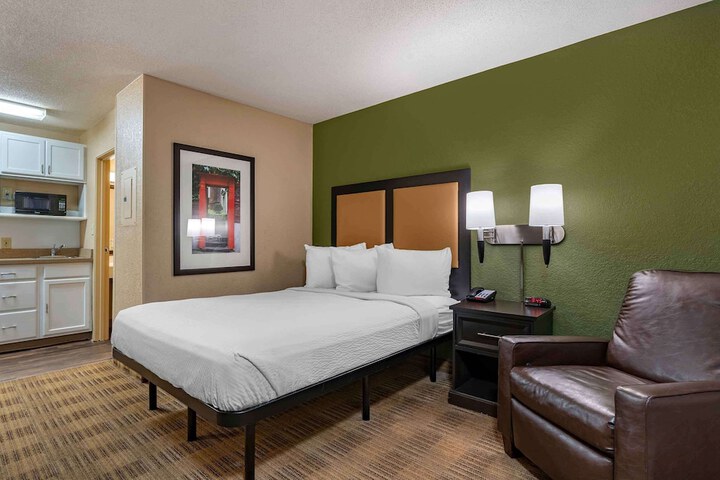 Studio Queen Bed (3 of 8)