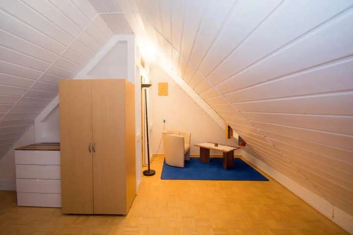 Room 8 of 11