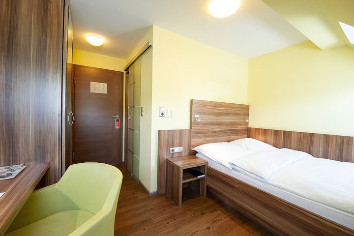 Room 6 of 49
