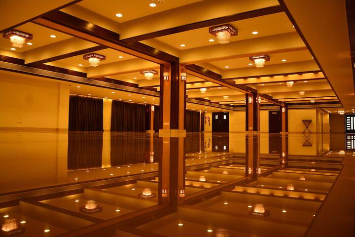 Ballroom/Hall 28 of 37