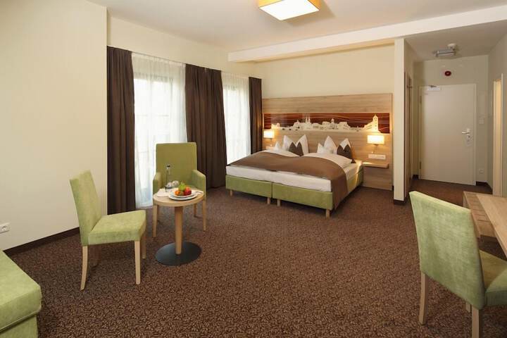 Room 4 of 8