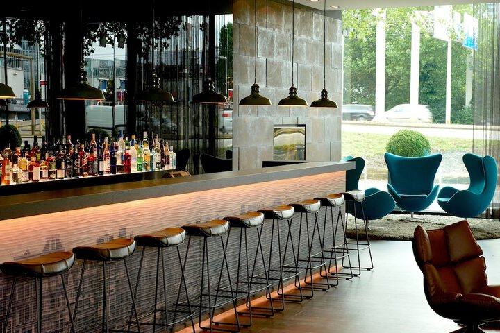 Lounge 21 of 27