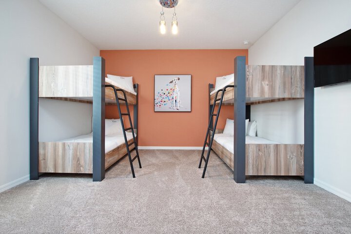 Room 6 of 76