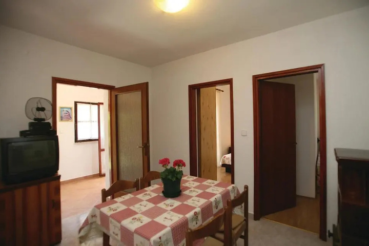 Room 4 of 12