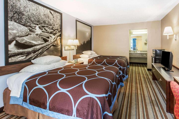 1 Queen Bed Accessible Room (3 of 6)