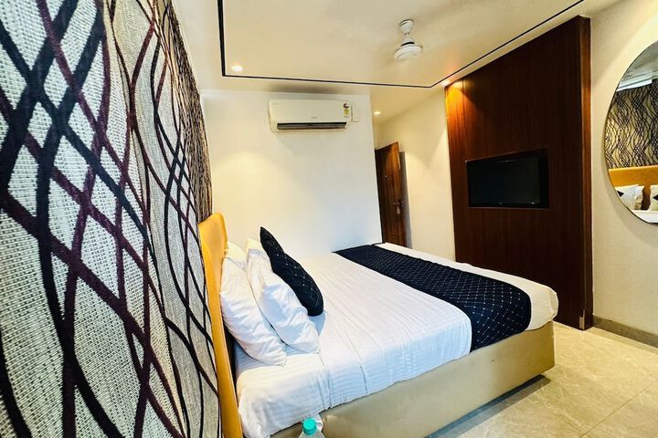Room 13 of 19