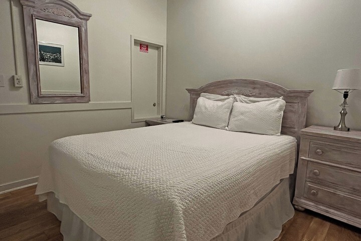 Room 9 of 212