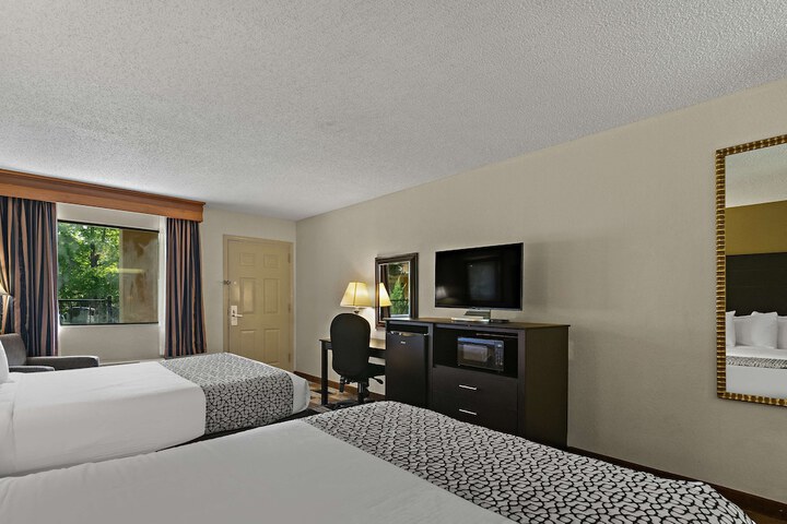 2 Queen Beds Microwave and Refrigerator WiFi Continental Breakfast (11 of 19)