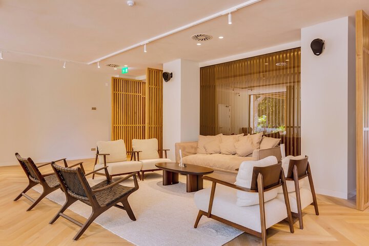 Lounge 58 of 99